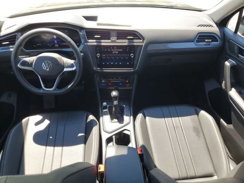 Used 2024 Volkswagen Tiguan SE w/ Panoramic Sunroof Package image 15