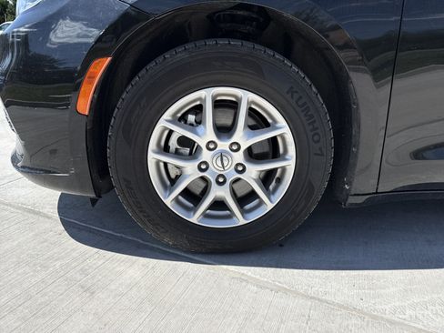 Used 2024 Chrysler Pacifica Touring-L FWD image 19