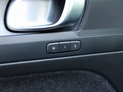 Used 2025 Volvo XC40 B5 Plus image 12