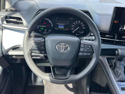 Certified 2025 Toyota Sienna LE FWD image 23