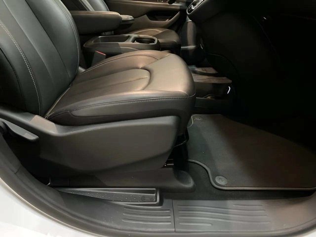 Used 2025 Chrysler Pacifica Select FWD image 78
