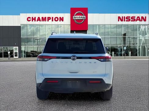 Used 2025 Nissan Pathfinder SV image 6