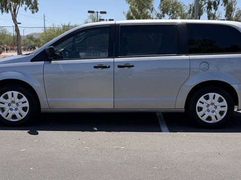 Used 2020 Dodge Grand Caravan SE w/ UConnect Hands-Free Group FWD image 2