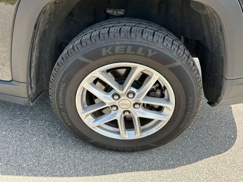 Used 2023 Jeep Grand Cherokee L Laredo image 9