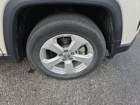 Used 2018 Jeep Compass Latitude FWD image 10