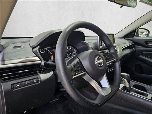 Used 2025 Nissan Altima 2.5 SV AWD/4WD image 9