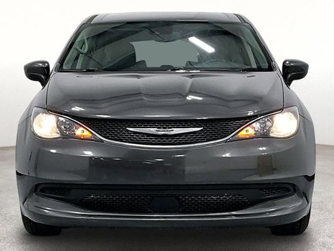 Used 2021 Chrysler Voyager LX FWD image 4