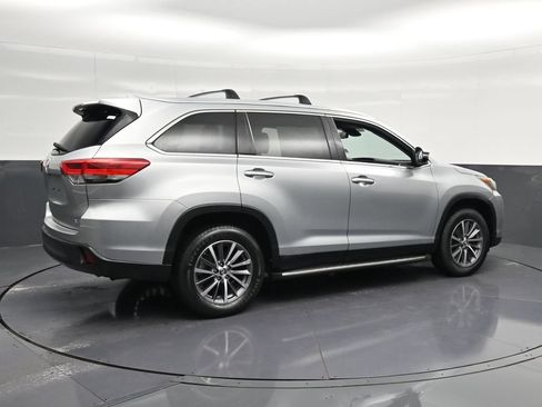 Used 2019 Toyota Highlander XLE FWD image 3