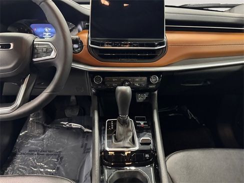 Used 2024 Jeep Compass Limited image 11