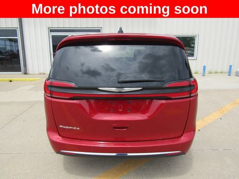 Used 2025 Chrysler Pacifica Select FWD image 4