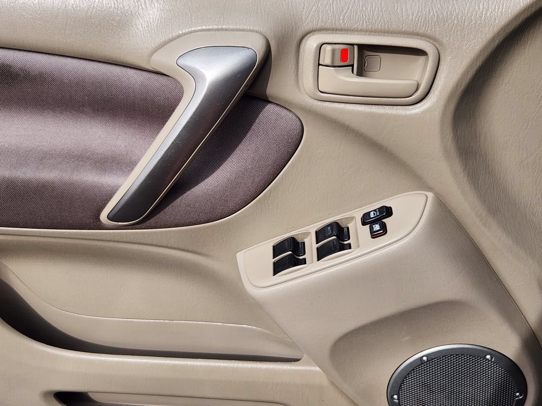 Used 2005 Toyota RAV4 4WD w/ Side Airbag Pkg image 24