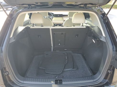 Certified 2025 Volkswagen Taos SE image 8