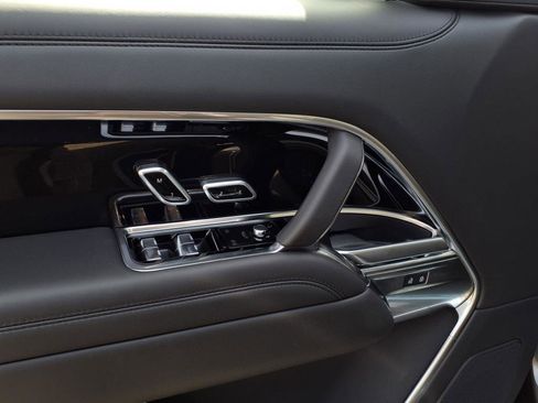 New 2025 Land Rover Range Rover Long Wheelbase SE image 10