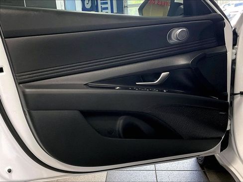 Used 2025 Hyundai Elantra Limited FWD image 9