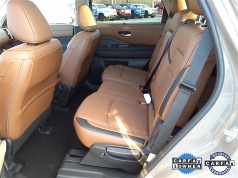 Certified 2024 Nissan Pathfinder Platinum w/ Black Appearance Package image 8
