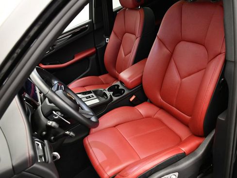 Used 2025 Porsche Macan image 41