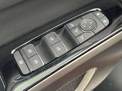 Used 2025 Nissan Pathfinder Platinum FWD image 19