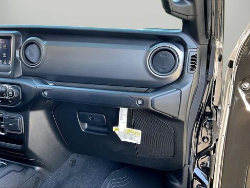 Used 2023 Jeep Gladiator Sport AWD/4WD image 19