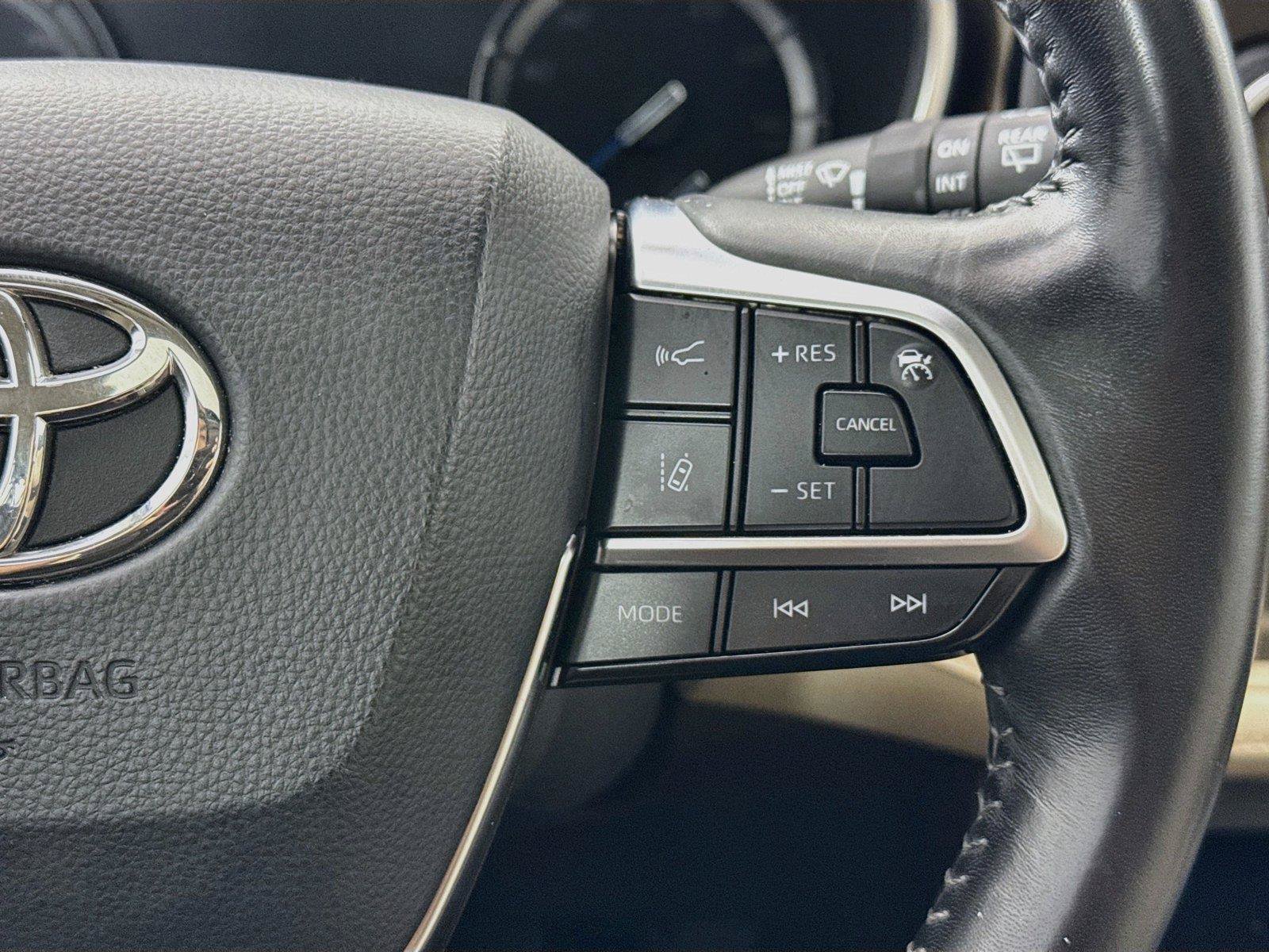 Used 2020 Toyota Highlander XLE AWD/4WD image 18