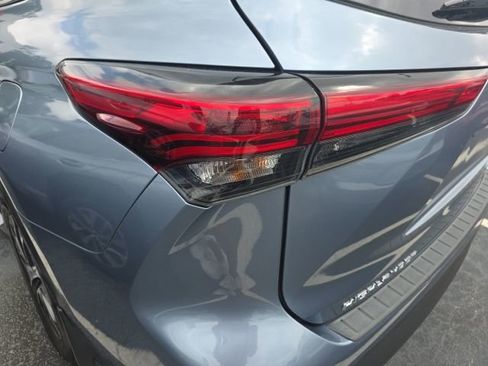 Used 2023 Toyota Highlander XLE FWD image 8