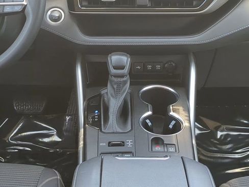 Used 2021 Toyota Highlander L image 19