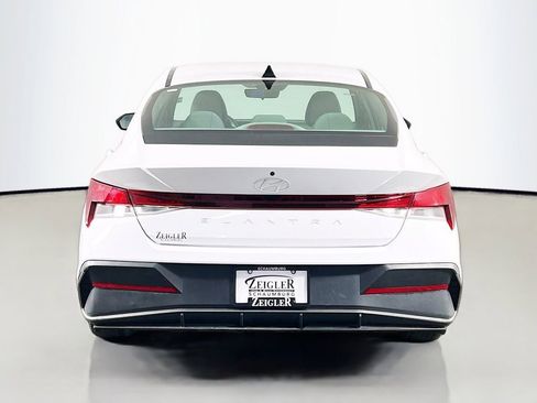 Used 2024 Hyundai Elantra SE FWD image 6
