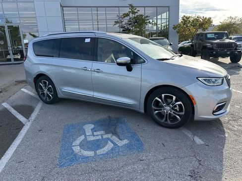 New 2026 Chrysler Pacifica Pinnacle w/ Trailer Tow Group FWD image 40