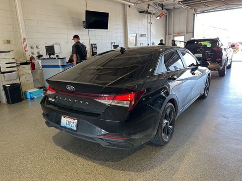 Used 2021 Hyundai Elantra SEL image 3