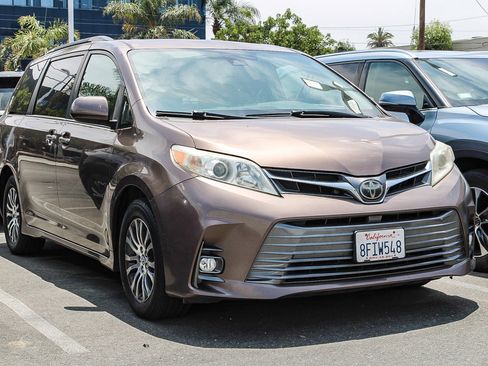 Used 2018 Toyota Sienna XLE w/ XLE Navigation Package FWD image 3