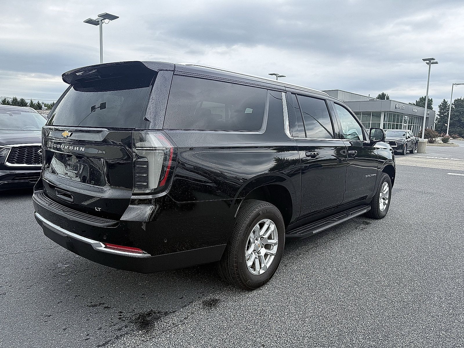Used 2025 Chevrolet Suburban LT w/ Comfort Package AWD/4WD image 14