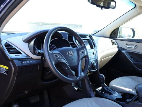 Used 2017 Hyundai Santa Fe SE image 2