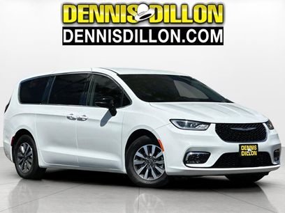 Used 2024 Chrysler Pacifica Select