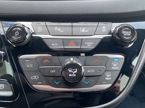 Used 2025 Chrysler Pacifica Select image 49