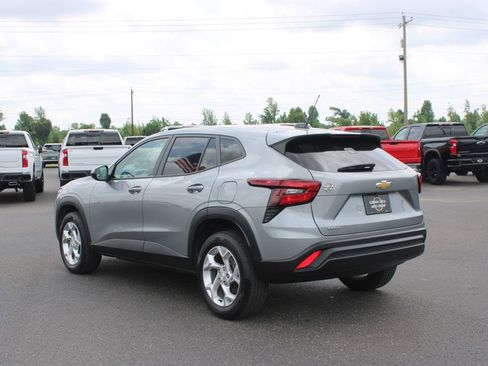 Used 2024 Chevrolet Trax LS w/ LS Convenience Package FWD image 7