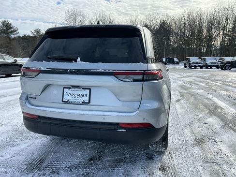 Used 2025 Jeep Grand Cherokee Altitude image 10