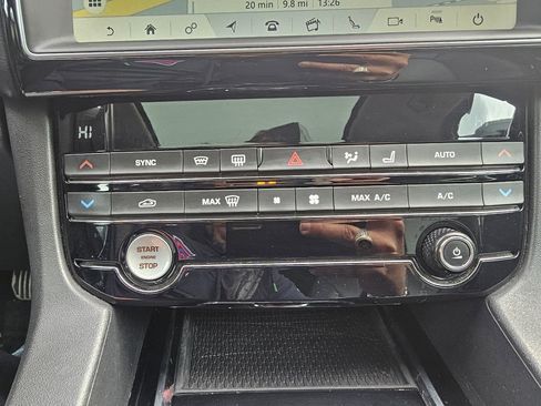 Used 2019 Jaguar F-PACE Premium image 33