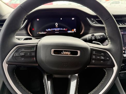 Used 2023 Jeep Grand Cherokee Laredo image 16