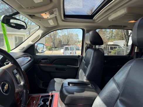 Used 2014 Chevrolet Suburban LTZ image 4