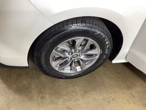 Used 2024 Toyota Sienna XLE FWD image 37