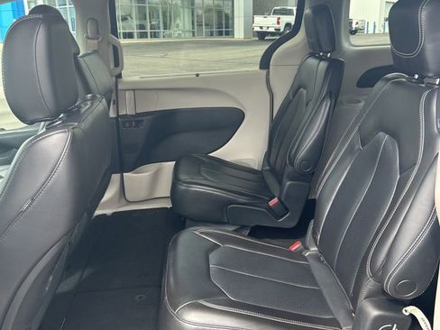 Used 2023 Chrysler Pacifica Touring-L FWD image 41