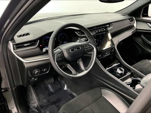 Used 2024 Jeep Grand Cherokee Altitude AWD/4WD image 16