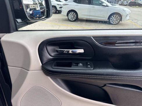 Used 2019 Dodge Grand Caravan SXT FWD image 16