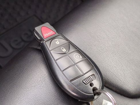 Used 2020 Jeep Cherokee Trailhawk w/ Cold Weather Group image 39