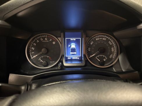 Used 2020 Toyota Tacoma TRD Off-Road image 10