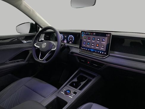 New 2025 Volkswagen Tiguan SE image 19