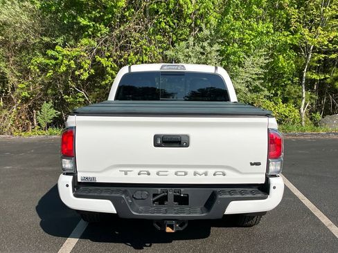 Used 2021 Toyota Tacoma TRD Off-Road w/ TRD Premium Off Road Package AWD/4WD image 4