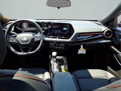 Used 2024 Chevrolet Trax RS w/ Sunroof Package FWD image 8