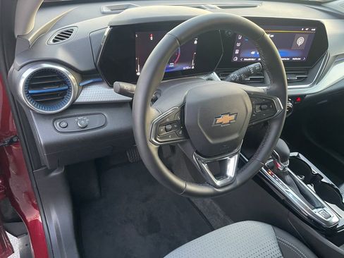 Used 2025 Chevrolet Trax LT w/ LT Convenience Package image 17