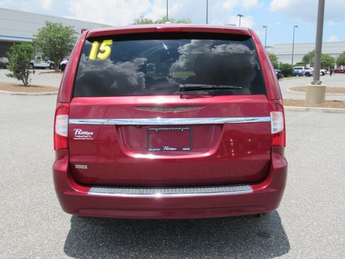 Used 2015 Chrysler Town & Country Touring FWD image 6