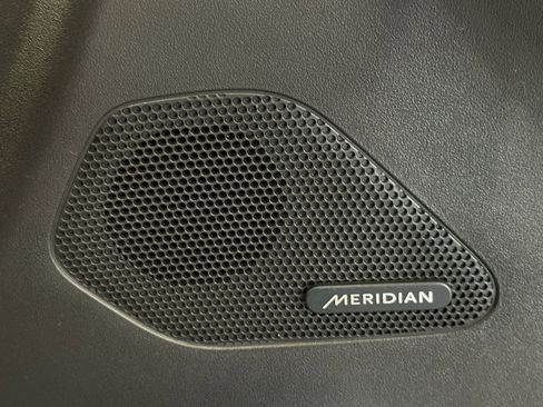 Used 2019 Jaguar F-PACE Premium image 16